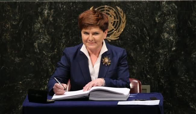 Polska premier Beata Szydło podpisuje porozumienie. fot. PAP/EPA/Andrew Gombert