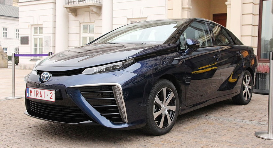 Toyota Mirai - pierwszy seryjnie produkowany samochód zasilany wodorowymi ogniwami paliwowymi. fot. Michal Setlak, Wikipedia