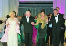 Bal Polonii w Miami 2016. Lady Blanka Rosenstiel, prezydent Lech Wałęsa, Dorota Schnepf i polski ambasador Ryszard Schnepf.