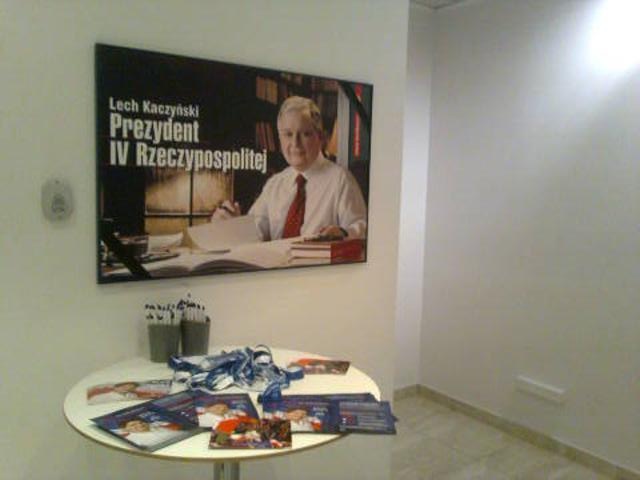 O 9:20 byłem drugi przy stoliku promocyjnym PiS "w lobby" dla mediów foto: Andrzej Budzyk