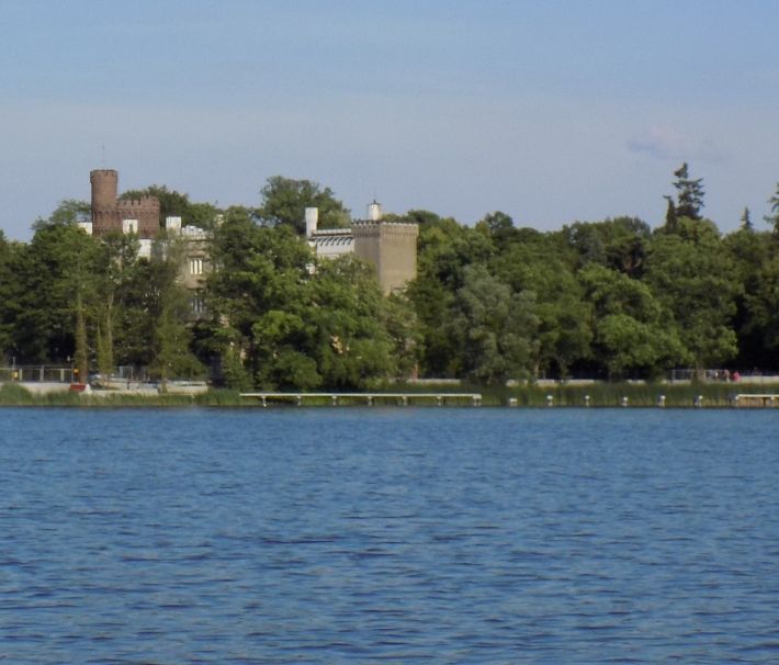 FOTO 3. Zapadające się pale betonowej kładki przed Zamkiem. Fot. JK 14 czerwca AD 2014