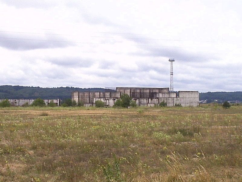 Niedokończona budowa elektrowni atomowej nad Jeziorem Żarnowieckim, fot. Jan Jereszyński/Wikimedia Commons