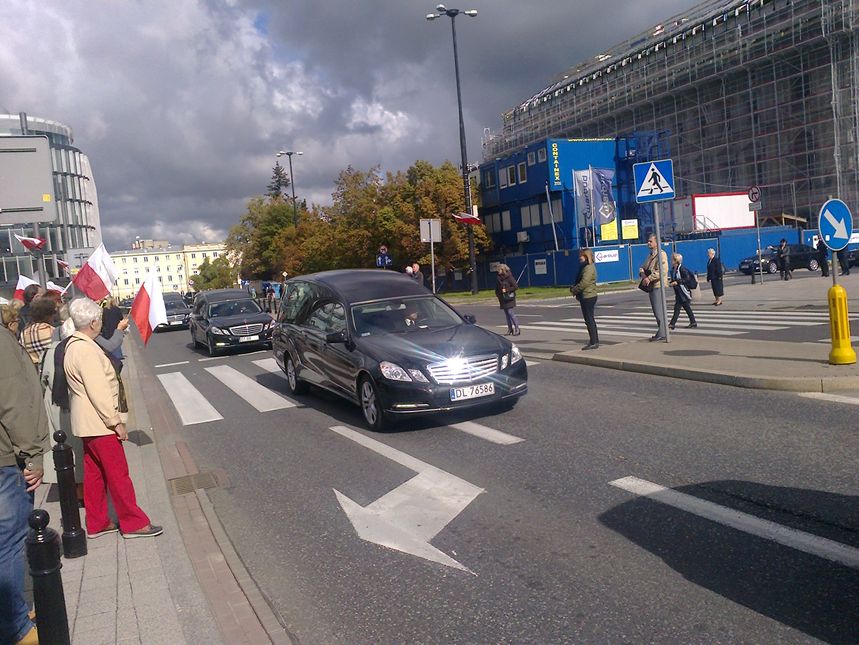 Plac Marszałka Piłsudskiego Warszawa 2015.09.27 po godz.10.00 .Przejazd konduktem zwłok OFIAR żołnierzy NIEZŁOMNYCH